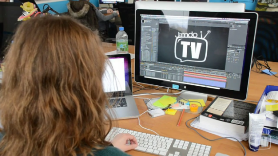 JimdoTV - Jimdo Video Producerin Kerstin bei der Arbeit.